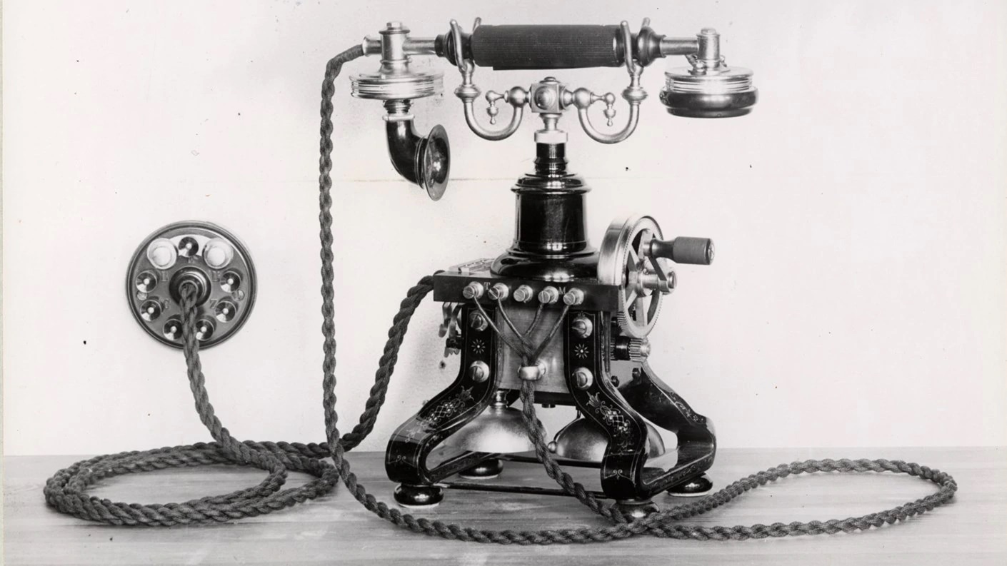 Телефон 18 тг. Телефонный аппарат Эриксон 1910 года. Телефонный аппарат Бойля 1896. Телефонный аппарат Эриксон 1900-е. Телефонный аппарат l.m.Ericsson 1895 год..